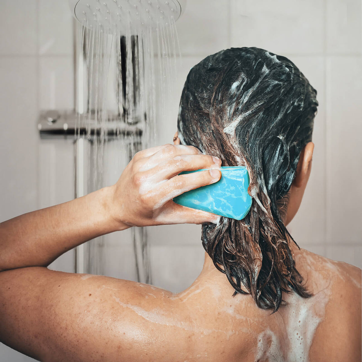 Duschbrocken: festes Shampoo beim Haarewaschen