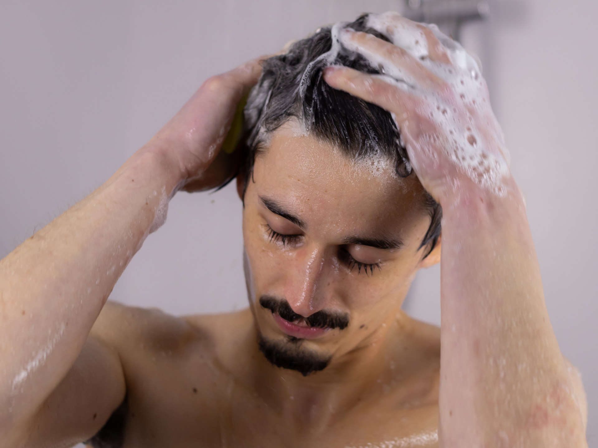 Merten shampooniert sich die Haare