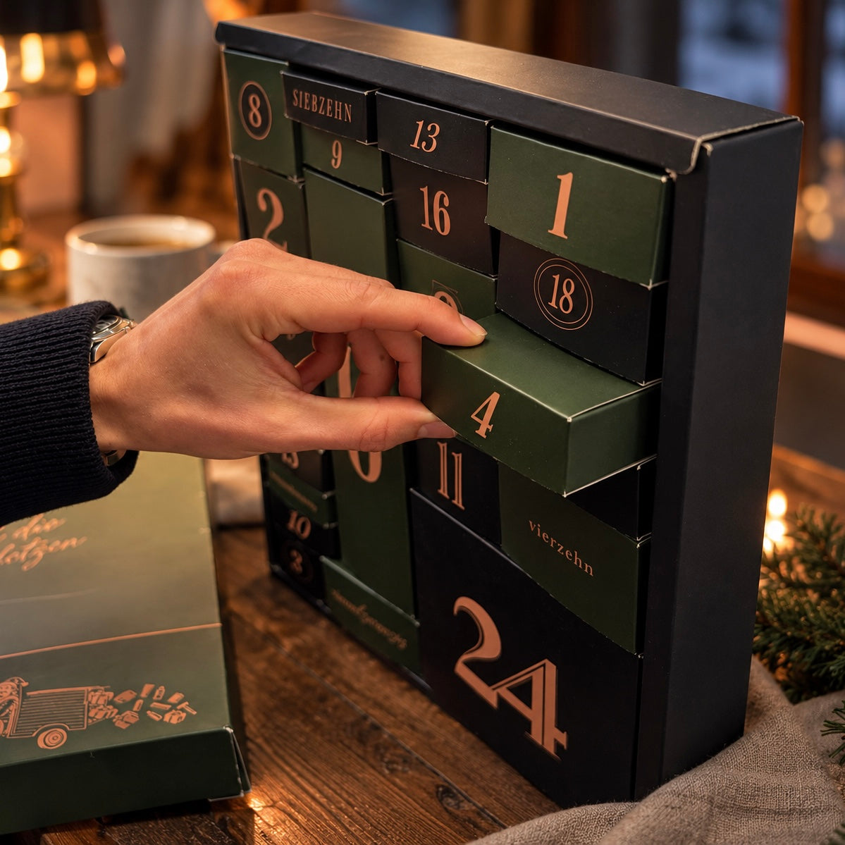 Jost und Merten Hannemann mit dem Adventskalender