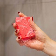 Duschbrocken Renate Granate in der Dusche