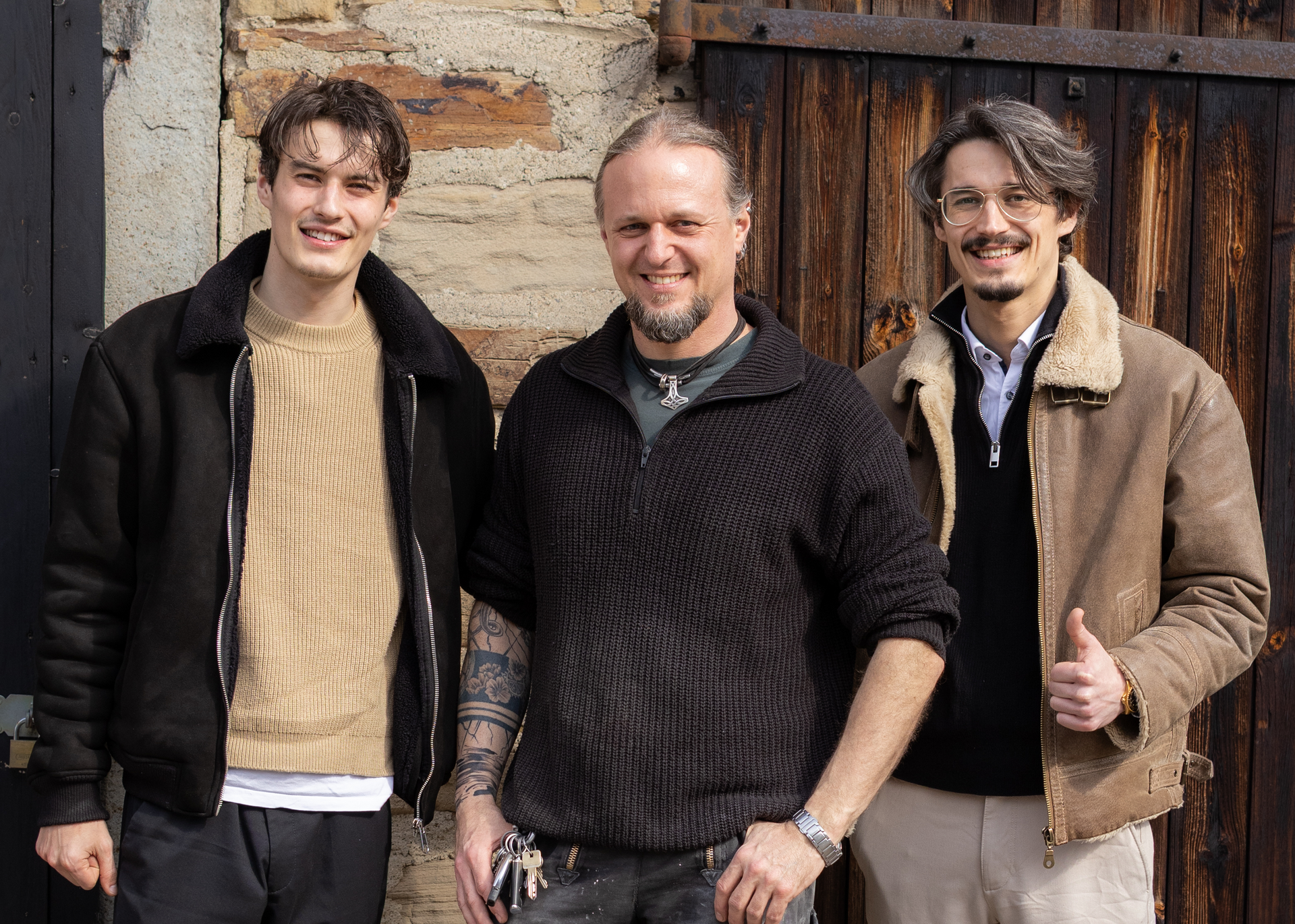 Jost, Christian und Merten vor der Werkstatt