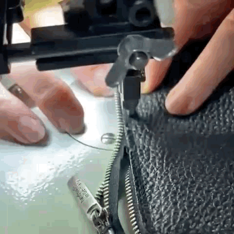 Es werden Taschen per Hand hergestellt