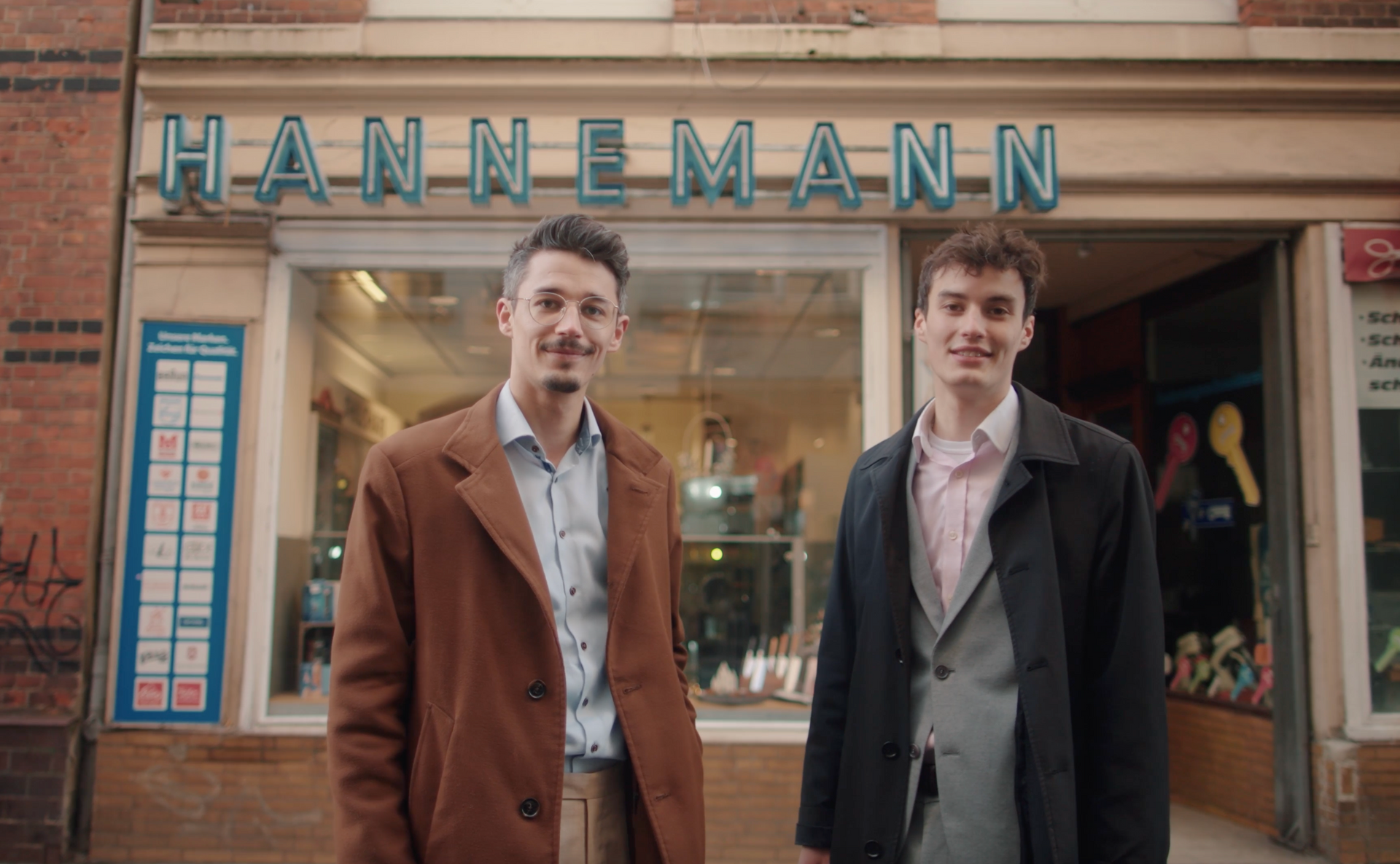 Merten und Jost Hannemann vor Ladengeschäft