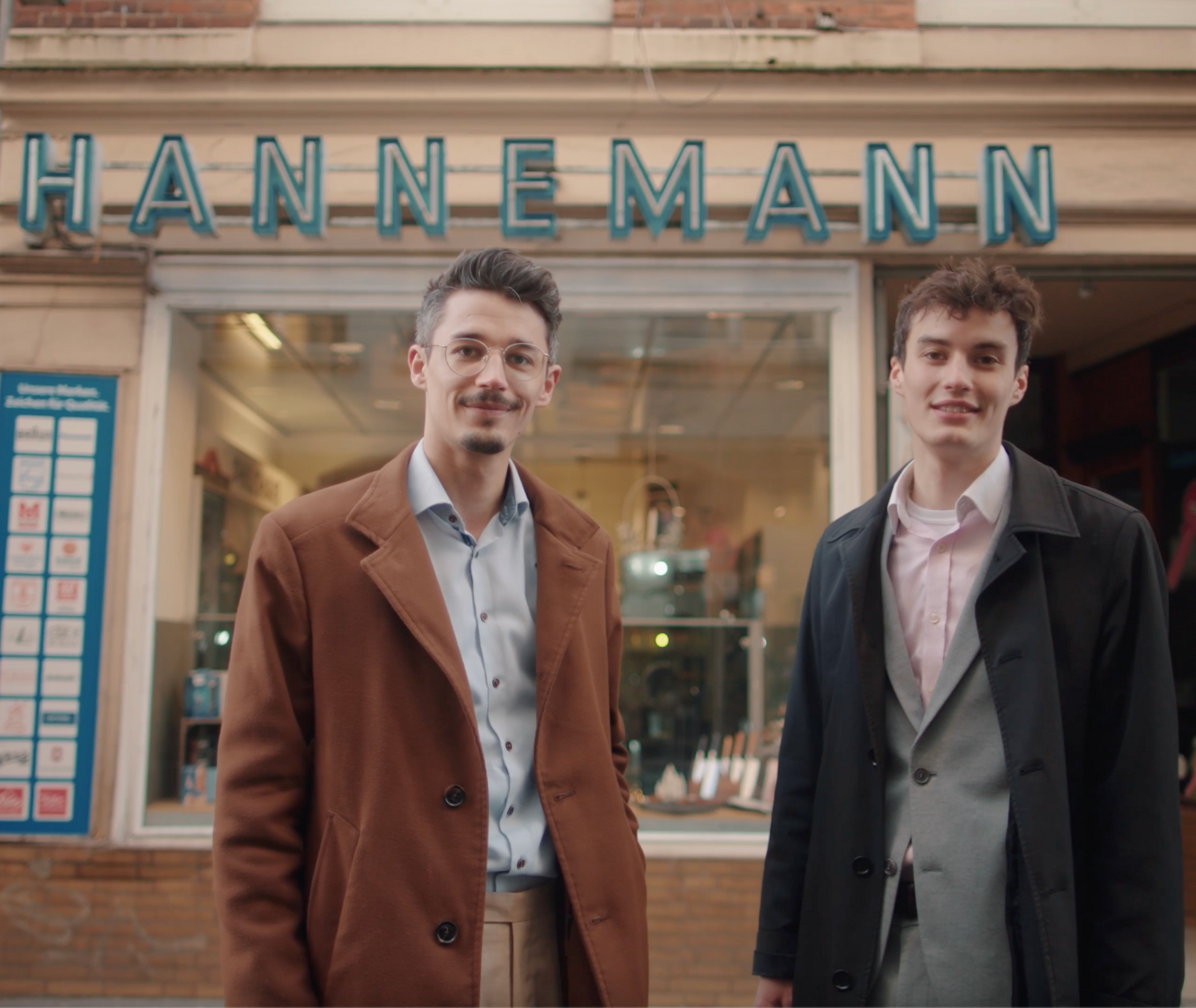 Merten und Jost Hannemann vor ihrem Laden Wahmstraße Lübeck